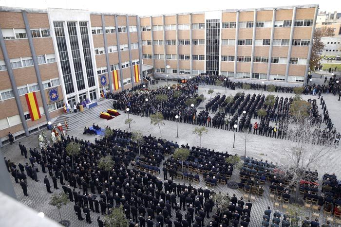 El Complejo Policial de Canillas ha acogido la solemne ceremonia en la que han estado presentes miembros de todas las fuerzas y cuerpos de seguridad del Estado, incluso representantes de la academia policial de Ávila para apoyar a las familias de Jorge García Tudela y de Isidro Gabino San Martín
