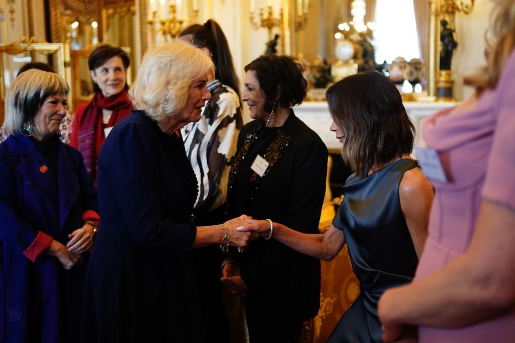 Victoria Beckham con la reina Camilla en un acto de Women of the World (WOW) 