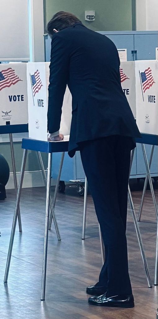 Barron Trump ejerciendo por primera vez su derecho al voto