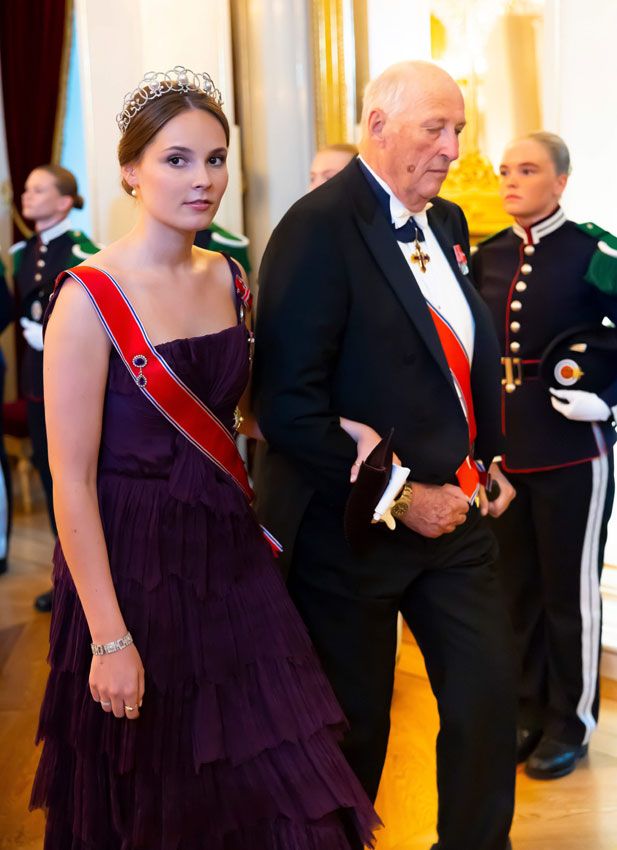 Ingrid de Noruega con su abuelo, el rey Harald