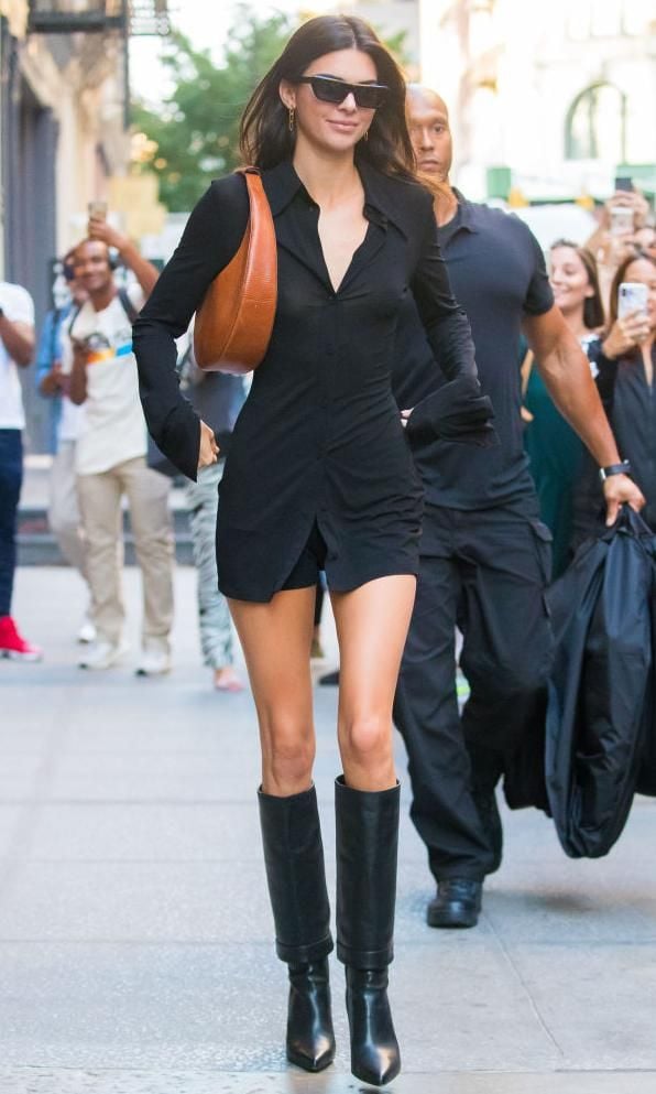 Kendall Jenner en un look retro de botas altas de efecto piel y mini vestido en Nueva York camisero