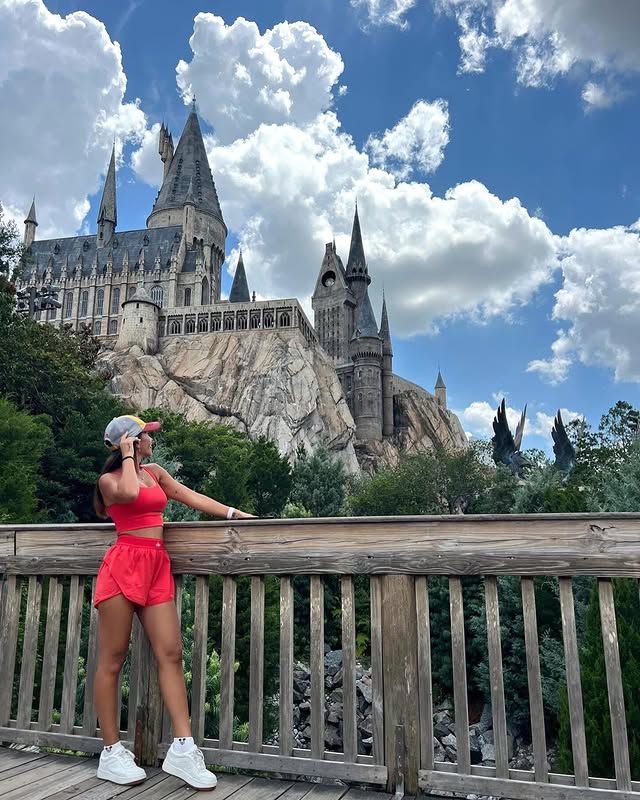 Antonela Roccuzzo en The Wizarding World of Harry Potter - Hogsmeade and Hogwarts, en Universal Studios Florida. 