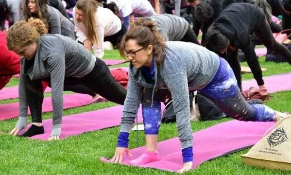 pose-estocada-corredor-yogis-in-the-park-exercise-routine