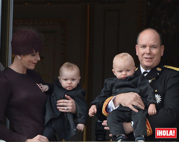 Era la primera vez que los príncipes Jacques y Gabriella se asomaban al balcón de Palacio en el día grande del Principado
