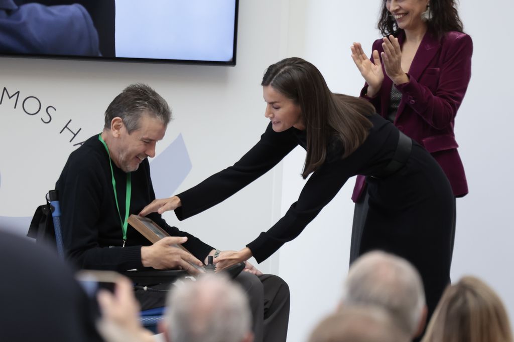 La reina Letizia recicla un vestido de punto azul marino de COS