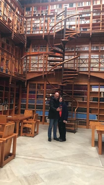 ana rosa y su marido en la biblioteca de silos