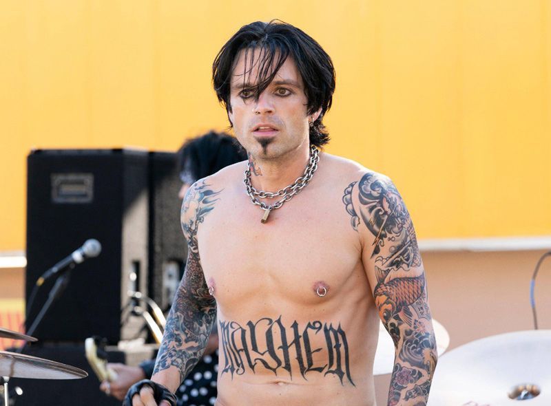 Sebastian Stan interpretando a Tommy Lee