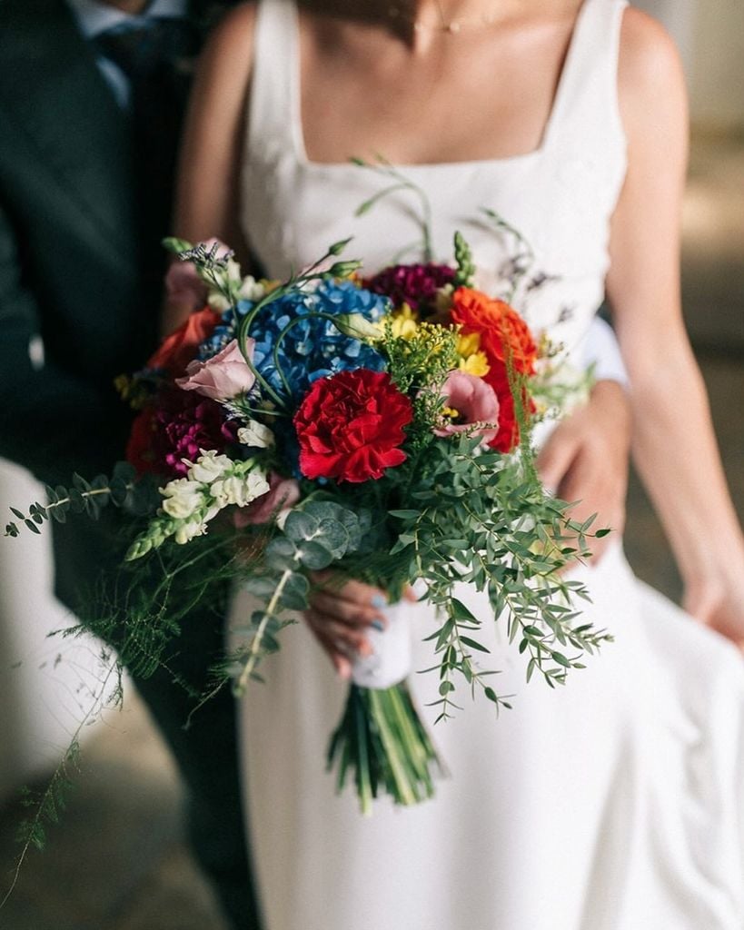 Ramo de novia con cascada y exótico multicolor