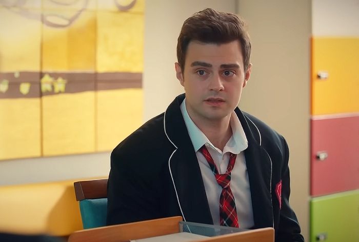 Ömer trata de disculpar a Sarp ante el director del colegio en 'Hermanos'