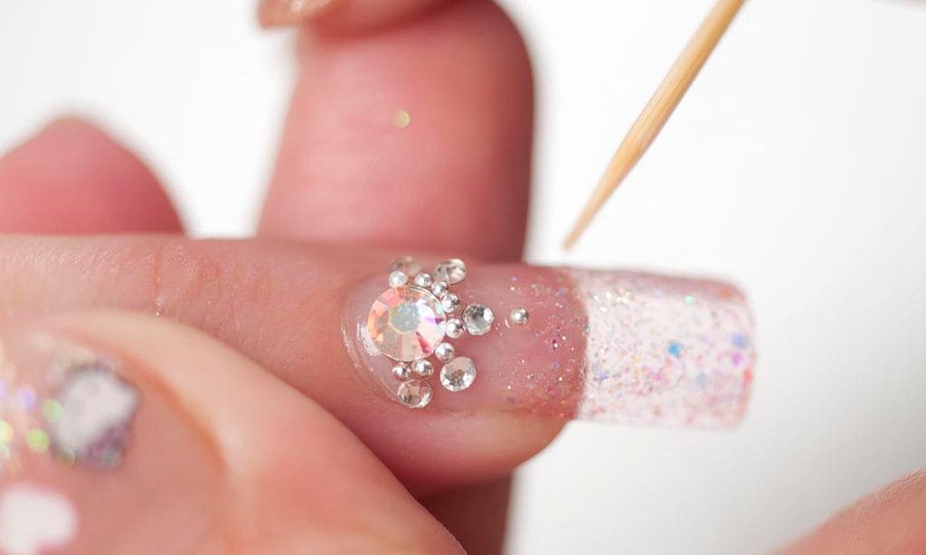 
La manicure de gel permite realizar creaciones artísticas en las uñas impecables y muy hermosas por su secado rápido y esmalte
