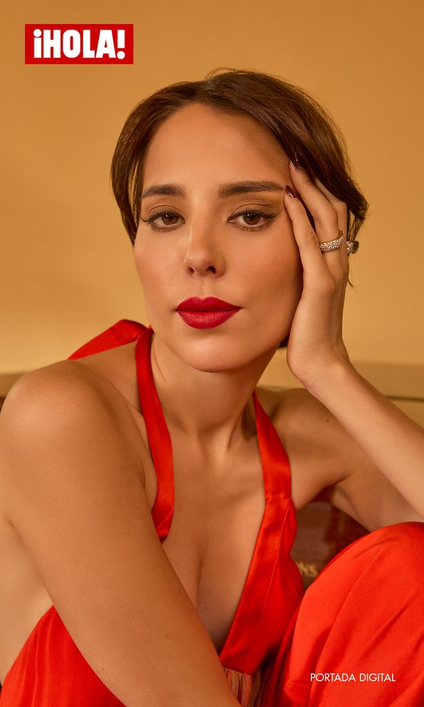 Fotos: Esteban Calderón | Maquillaje: Claudia Gamiño | Peinado: Lisset Allende
Con un estilo impecable, Majo Aguilar deslumbra en un total look de Francisco Cancino y anillos de las colecciones Icónica y Nudo de Pomellato. 
