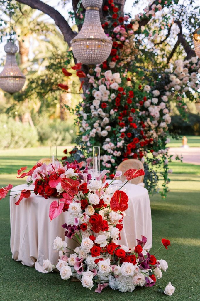 Decoración de bodas roja y rosa de Garbiñe Muguruza