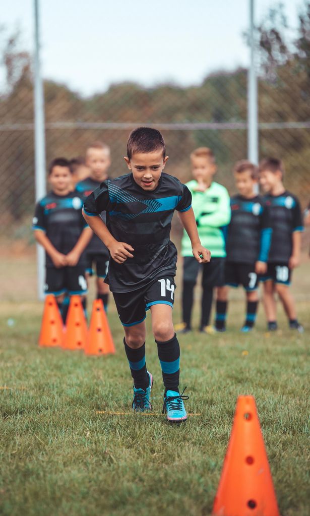 niño jugando al fútbol