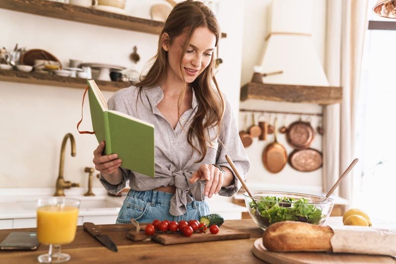 mujer cocinando