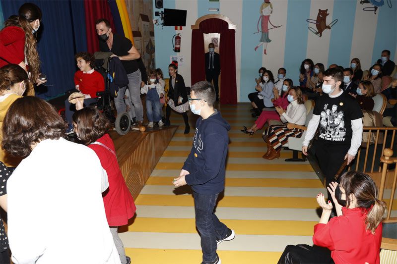 La reina Letizia en una función teatral de niños en el Hospital Niño Jesús