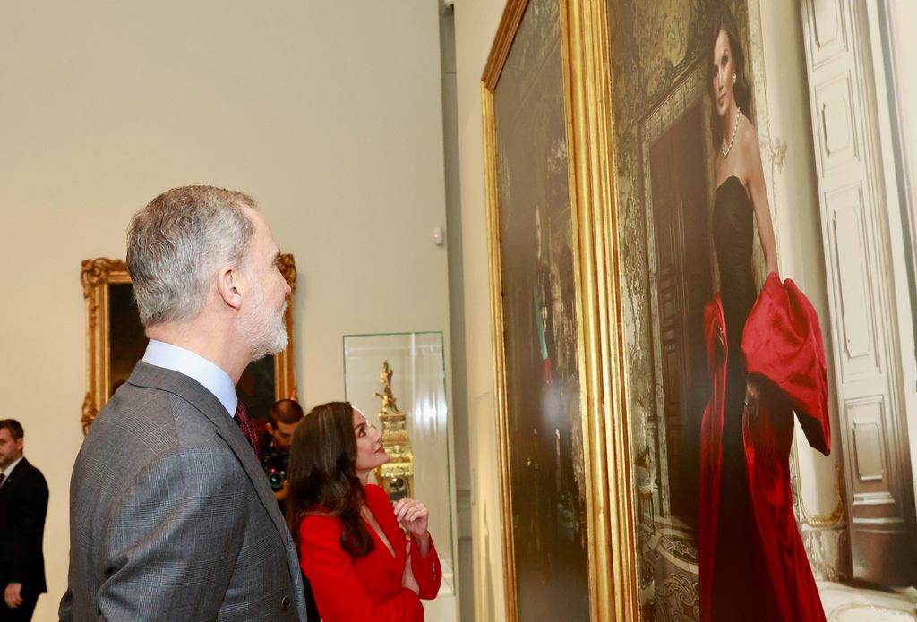 Los reyes Felipe y Letizia con sus retratos realizados por Annie Leibovitz