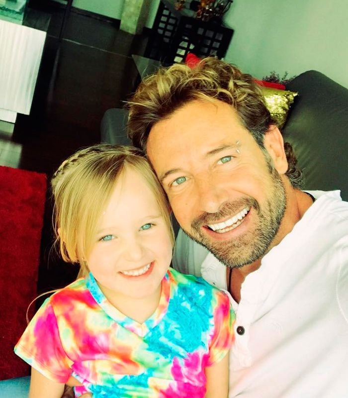 Gabriel Soto y sus hijas 