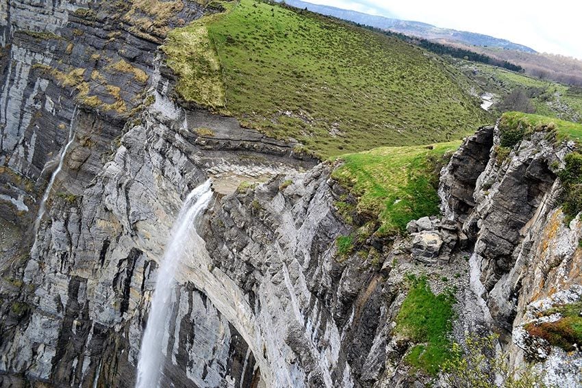 Salto_del_rio-nervion