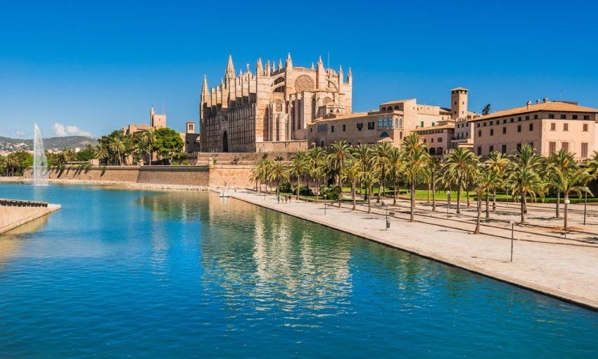 catedral de palma de mallorca y parque de la mar en el centro historico de la ciudad