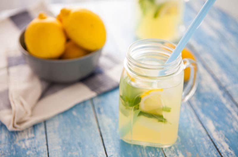 agua limon pajita