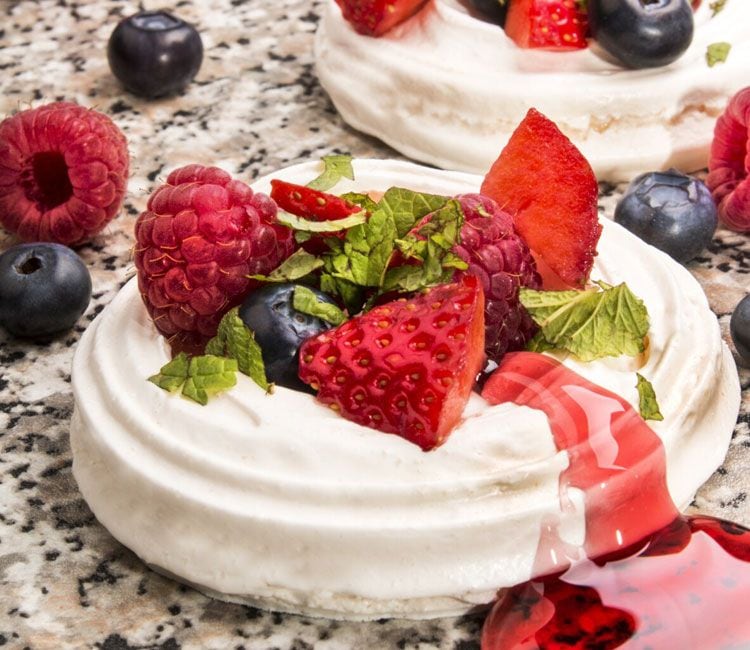 'Mini pavlovas' de frutos rojos