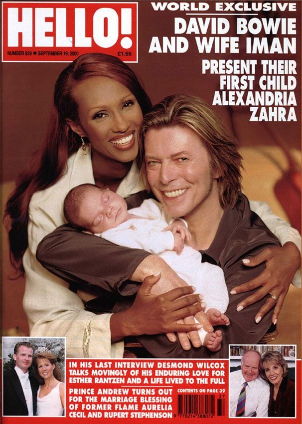 Este entrañable reportaje en el que Bowie presentó en exclusiva mundial a su hija, Alexandria Zahra Jones, junto a su mujer, la modelo Iman, en el número 629 de nuestra edición inglesa, HELLO!. En la revista, publicada en el año 2000, el matrimonio nos inivitó al apartamento que tenían en Nueva York con vistas a Central Park, y posaron junto a su bebé, que tan sólo tenía 17 días de vida.
