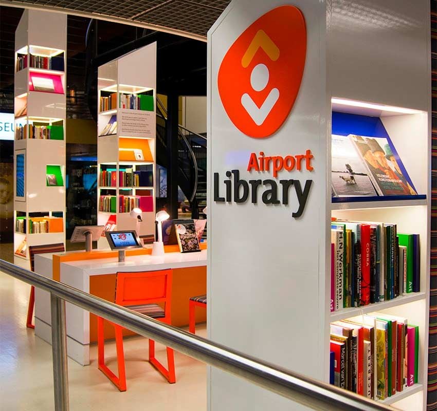 Aeropuertos, nuevos espacios de ocio, qué hacer: biblioteca del aeropuerto de Amsterdam