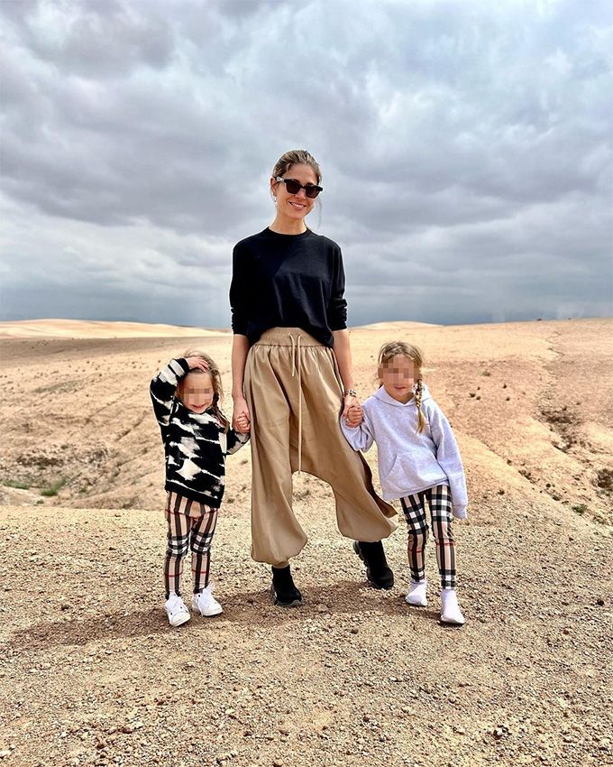 Carla Pereyra con sus dos hijas