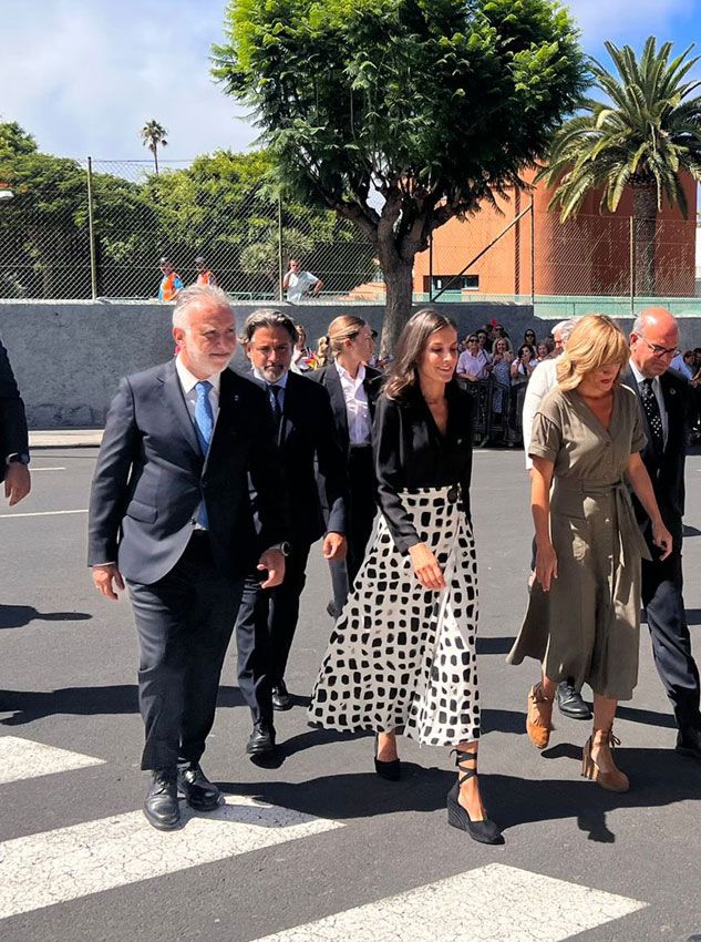 Reina Letizia con una falda de Massimo Dutti