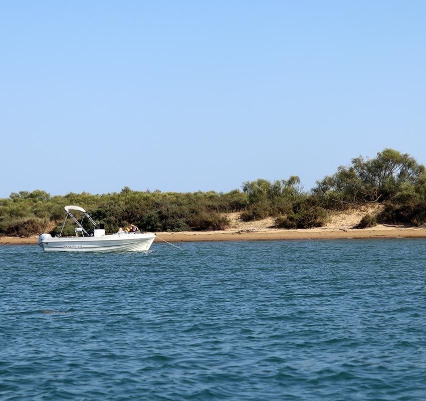 Navegando por las marismas del río Piedra frente a las playas de La Flecha, Rompido, Huelva