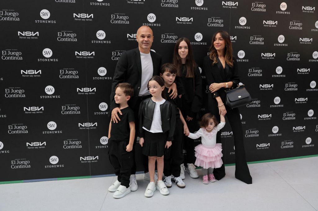 Iniesta asistió al evento en Barcelona junto a su esposa Anna Ortiz y sus hijos.