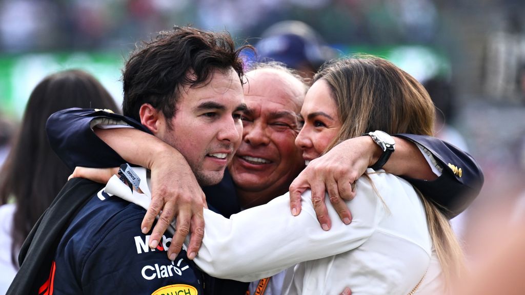 Checo Pérez con su padre, Antonio Pérez Garibay, y su hermana Paola