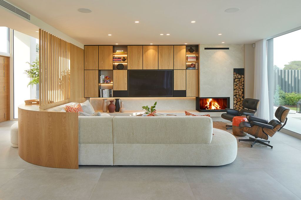 Salón con sofá blanco y mueble de madera a medida