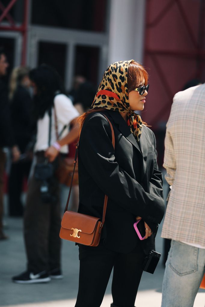 look con pañuelo animal print