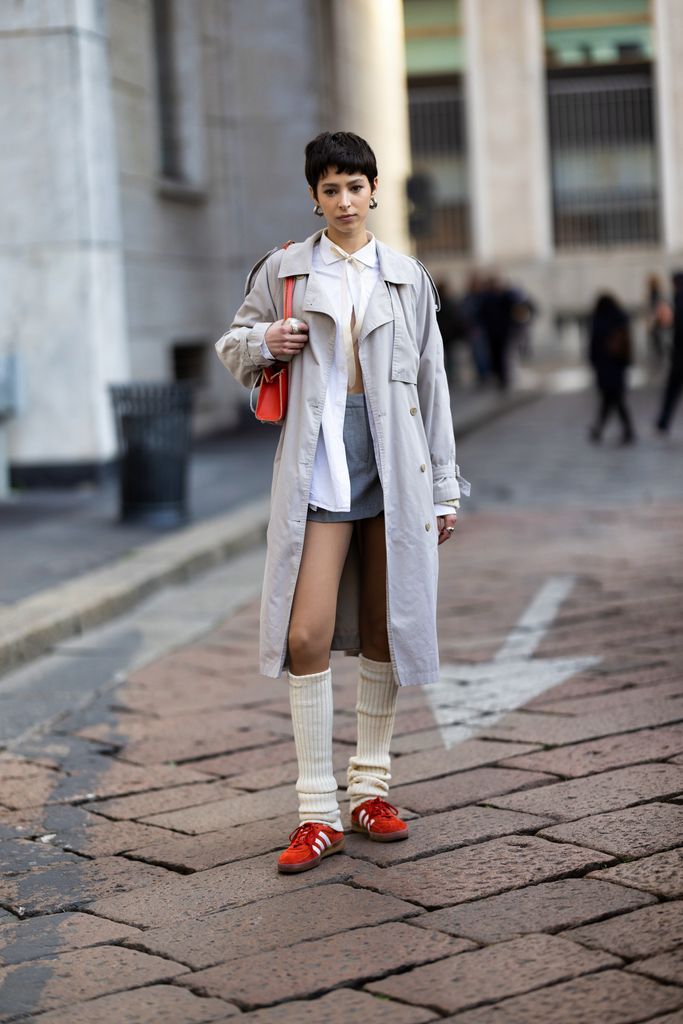 Looks con zapatillas rojas para ir a la moda