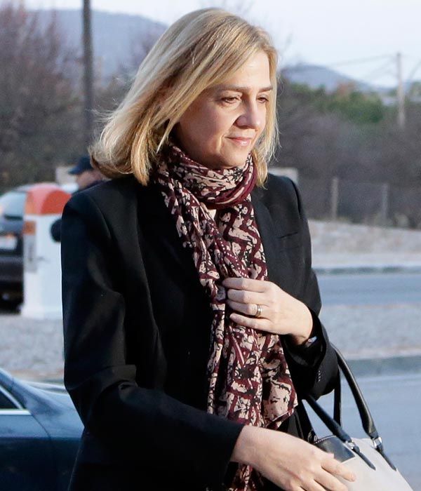 La hermana del Rey visita la capital tan solo cinco días antes de que arranque de nuevo el juicio y sin la compañía de su marido, Iñaki Urdangarin
