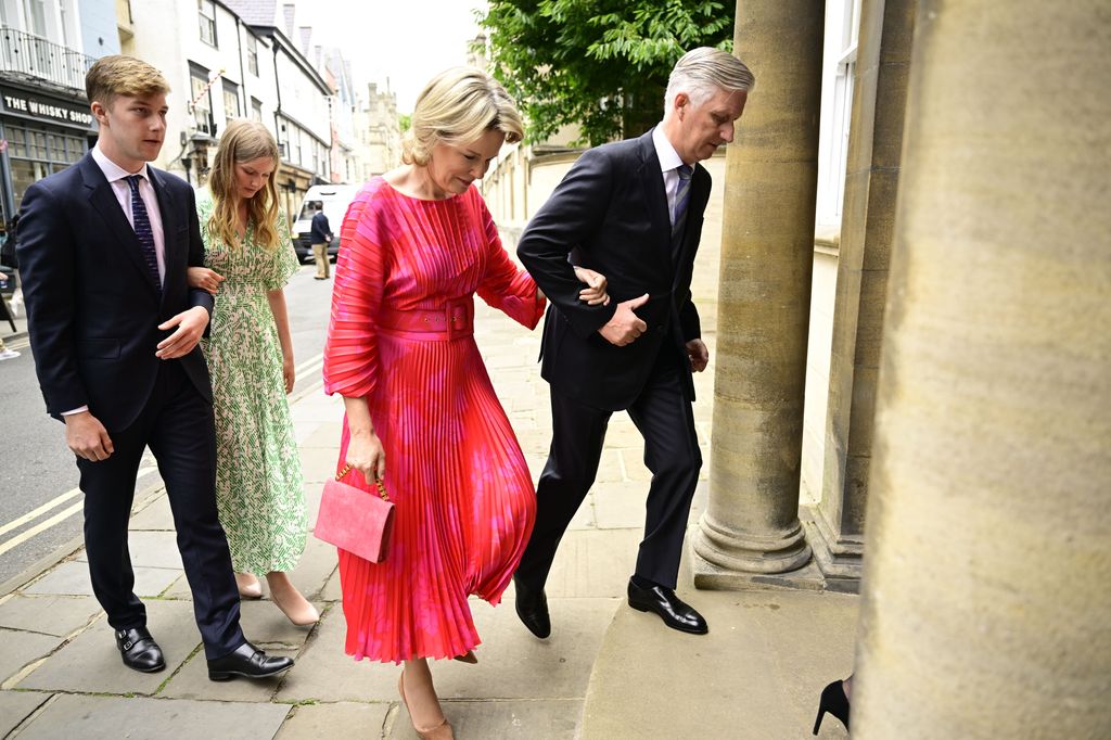 Los reyes Felipe y Matilde de Bélgica en la graduación de la princesa Eslisabeth en la Universidad de Oxford acompañados por los príncipes Emmanuel y Eleonore el 23 de julio de 2024