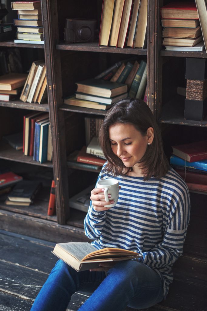 chica leyendo con cafe