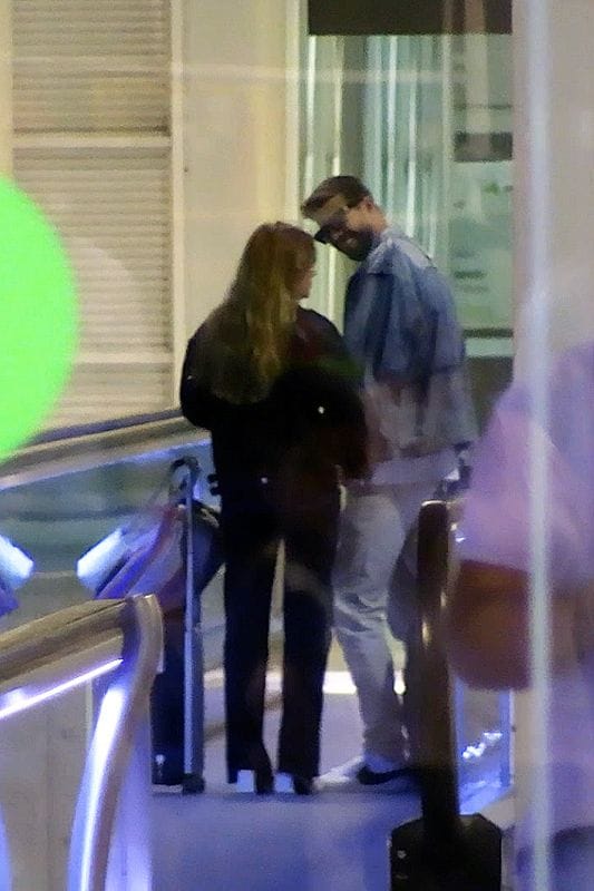 Piqué y Clara Chía en el aeropuerto