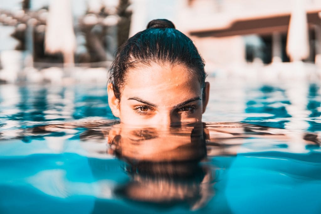 chica en la piscina