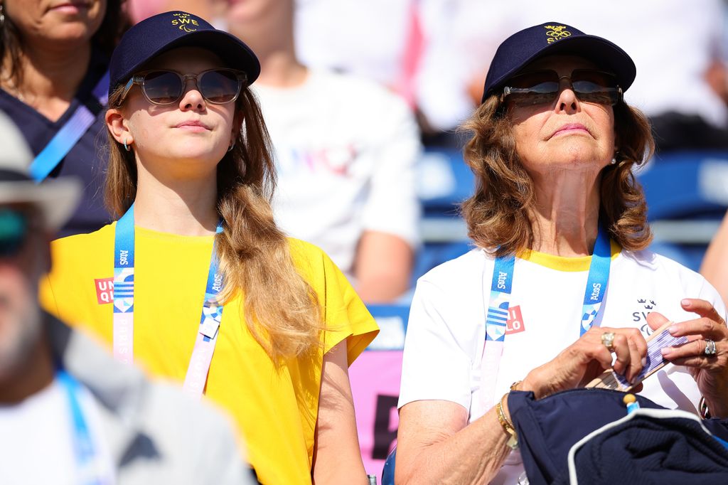 La princesa Estelle con su abuela, la reina Silvia de Suecia, en los Juegos Paralímpicos de París 2024