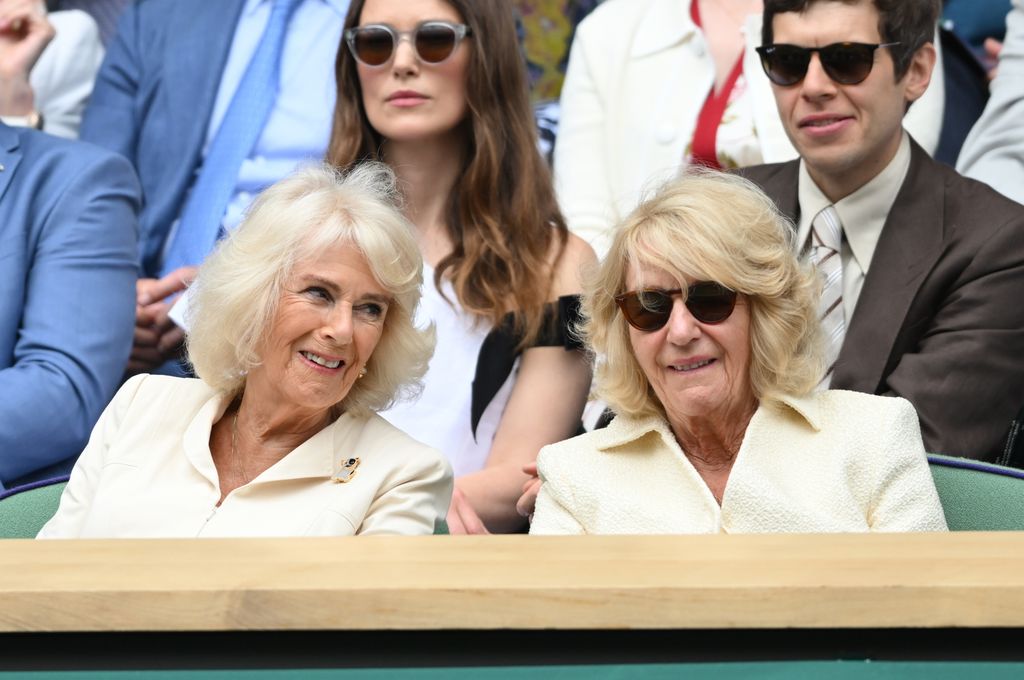 La reina Camilla con su hermana, Annabel Elliot, en el Royal Box del torneo de Wimbledon el 10 de julio de 2024