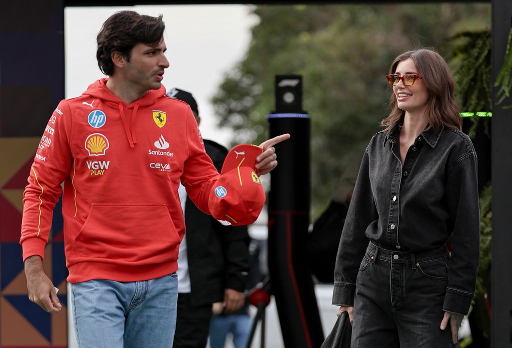 Carlos Sainz y su novia, Rebecca Donaldson, en el Gran Premio de México el 27 de octubre de 2024