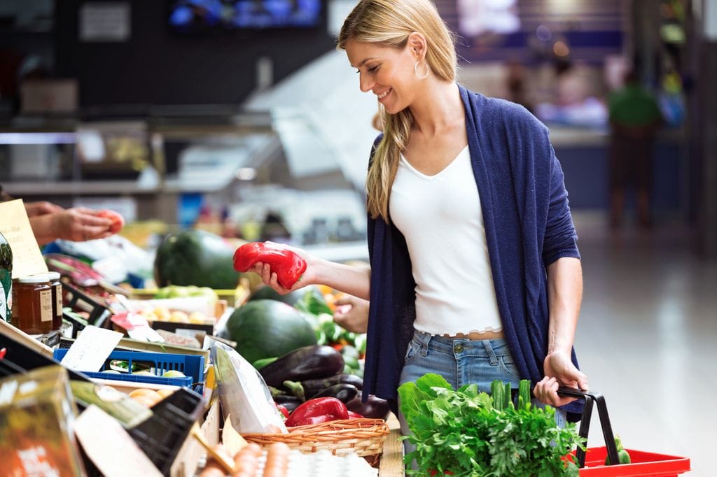 mujer comprando verduras en el mercado