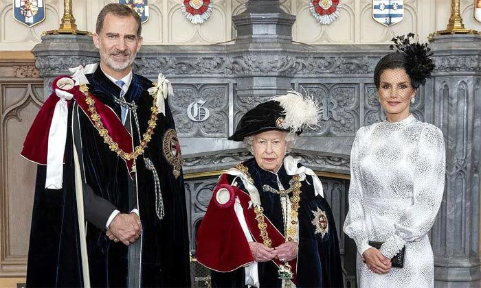 Reyes Felipe y Letizia con la reina Isabel II