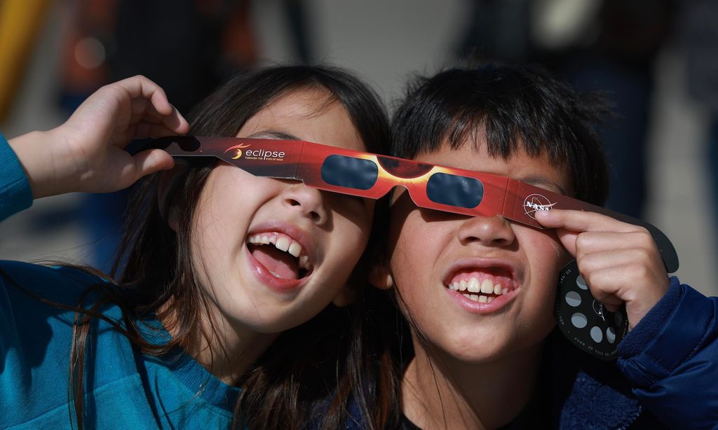 Niños viendo el eclipse desde Houlton, Maine.