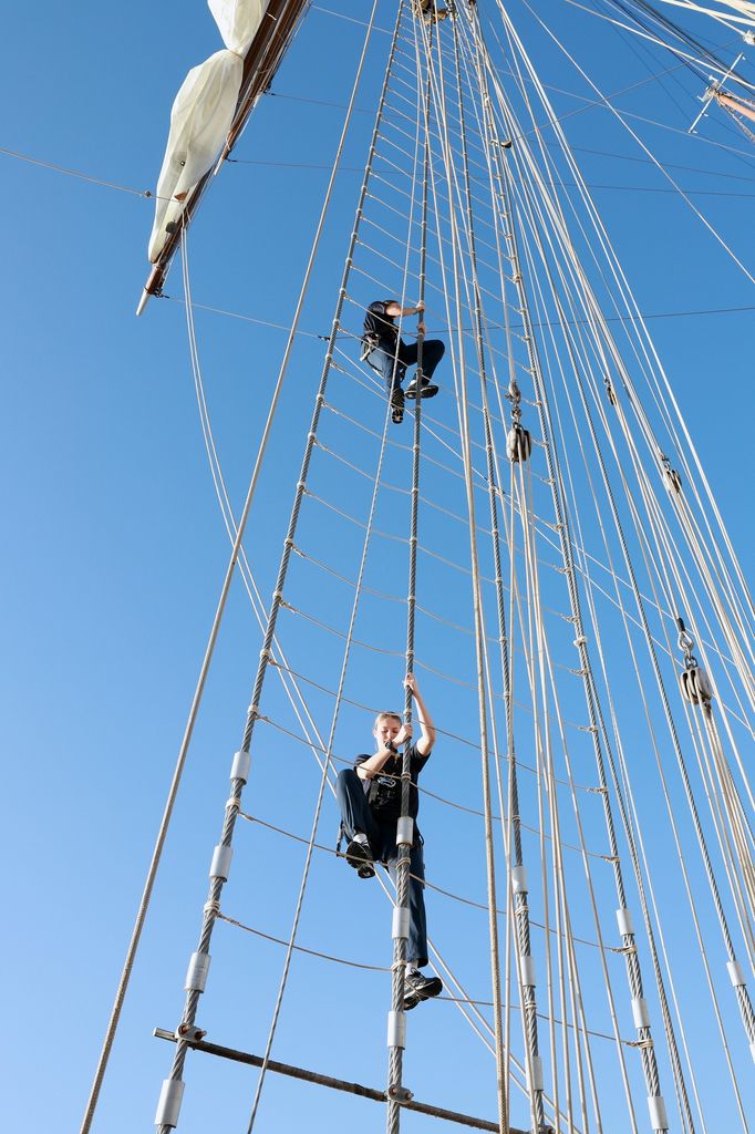 La princesa Leonor a bordo del buque Juan Sebastian Elcano en el puerto de Salvador de Bahía (Brasil) este 13 de febrero de 2025