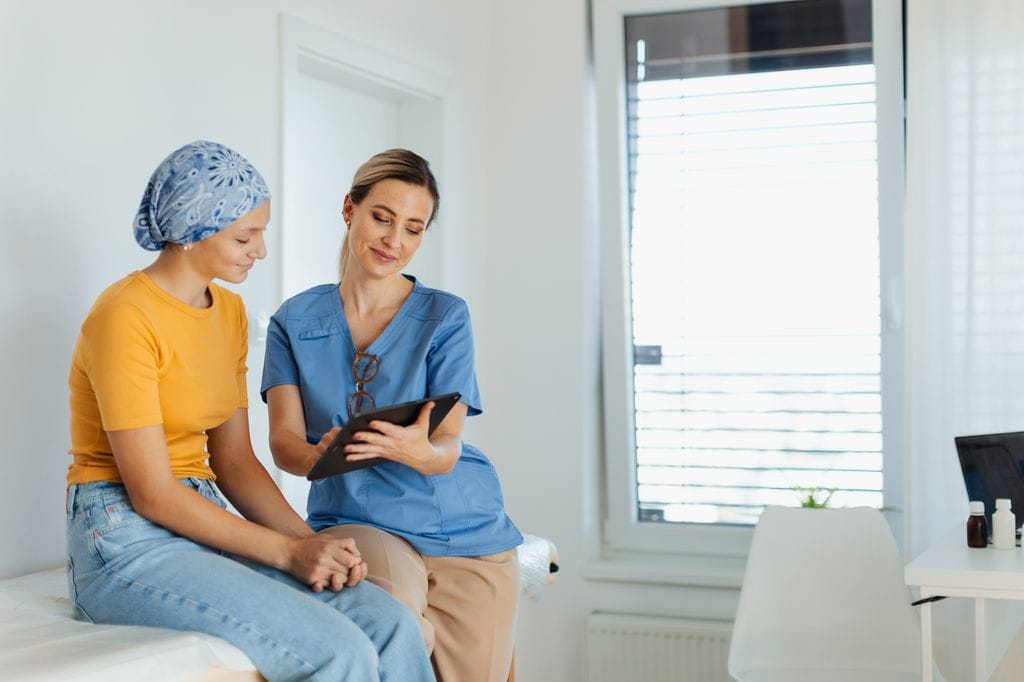 mujer con cáncer en la consulta del doctor