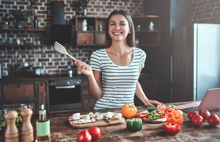 mujer cocinando