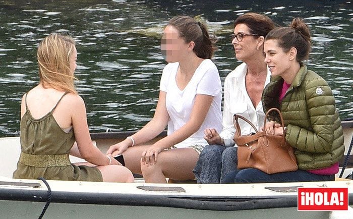 Tanto Carolina como sus hijas - y una amiga de la familia que iba con ellas- iban vestidas de forma muy informal, como si fueran a hacer turismo en el segundo lago más grande de Italia
